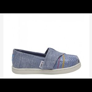 NWOT TOMS Blue Globe Embroidery Classics
